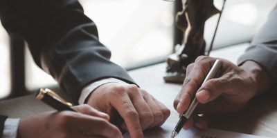 Attorneys or lawyers are advising clients in defamation cases, they are collecting evidence to bring charges against the parties for damages. The concept of defamation case counseling.